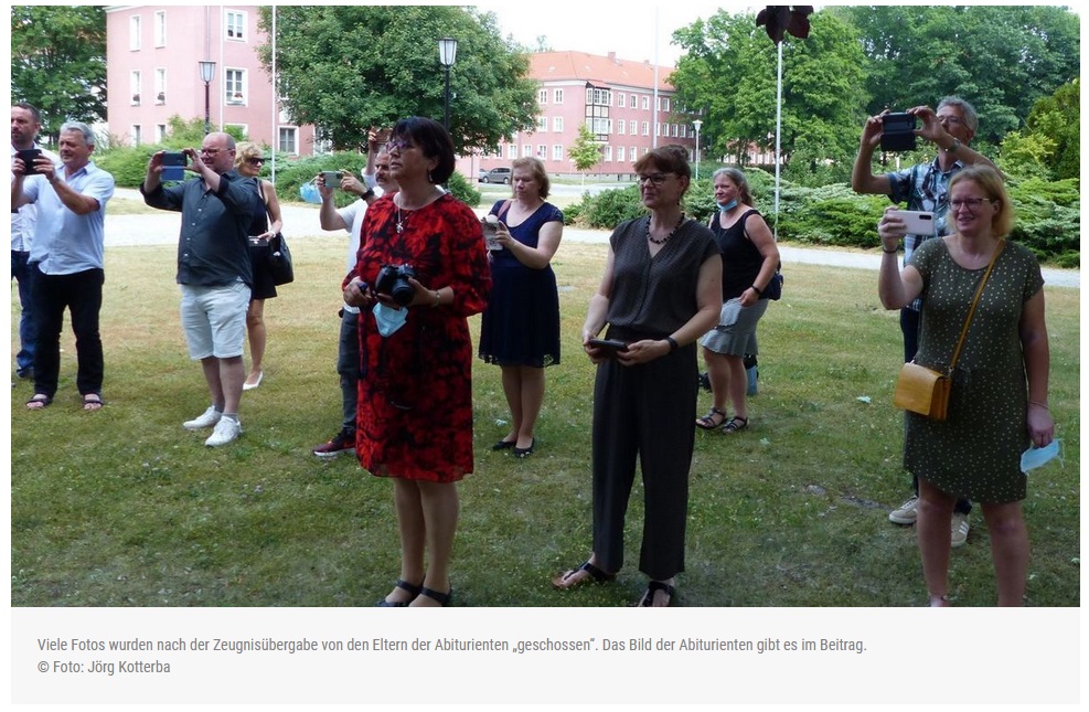 Abiturientin stiehlt der Schulleiterin in Eisenhüttenstadt die Show